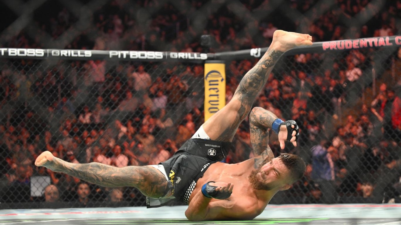 Українець Амосов піднявся в топ-10 рейтингу UFC після перемоги над Альваресом
