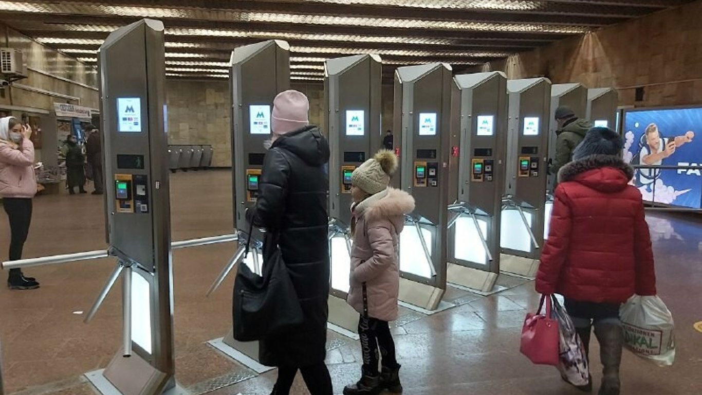 У Києві судили чоловіка, який пропускав пасажирів у метро за своєю картою