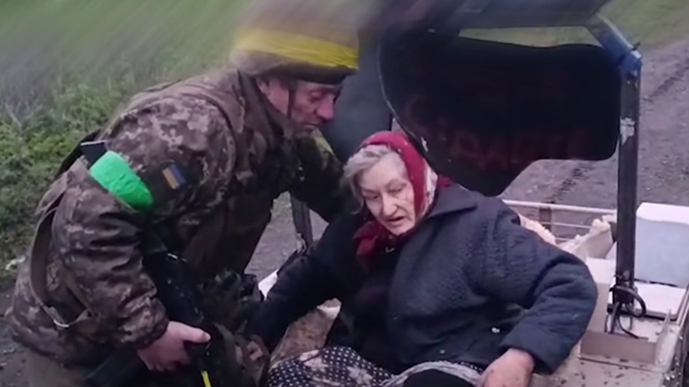 Бойцы 3-го армейского корпуса эвакуировали гражданских с помощью робота