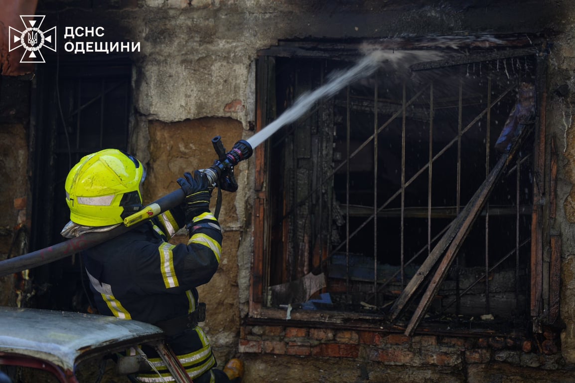 В Одесі згоріла Tesla на станції техобслуговування — відео - фото 1