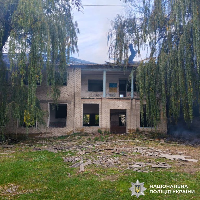  Будівля з вибитими вікнами та пошкодженим дахом