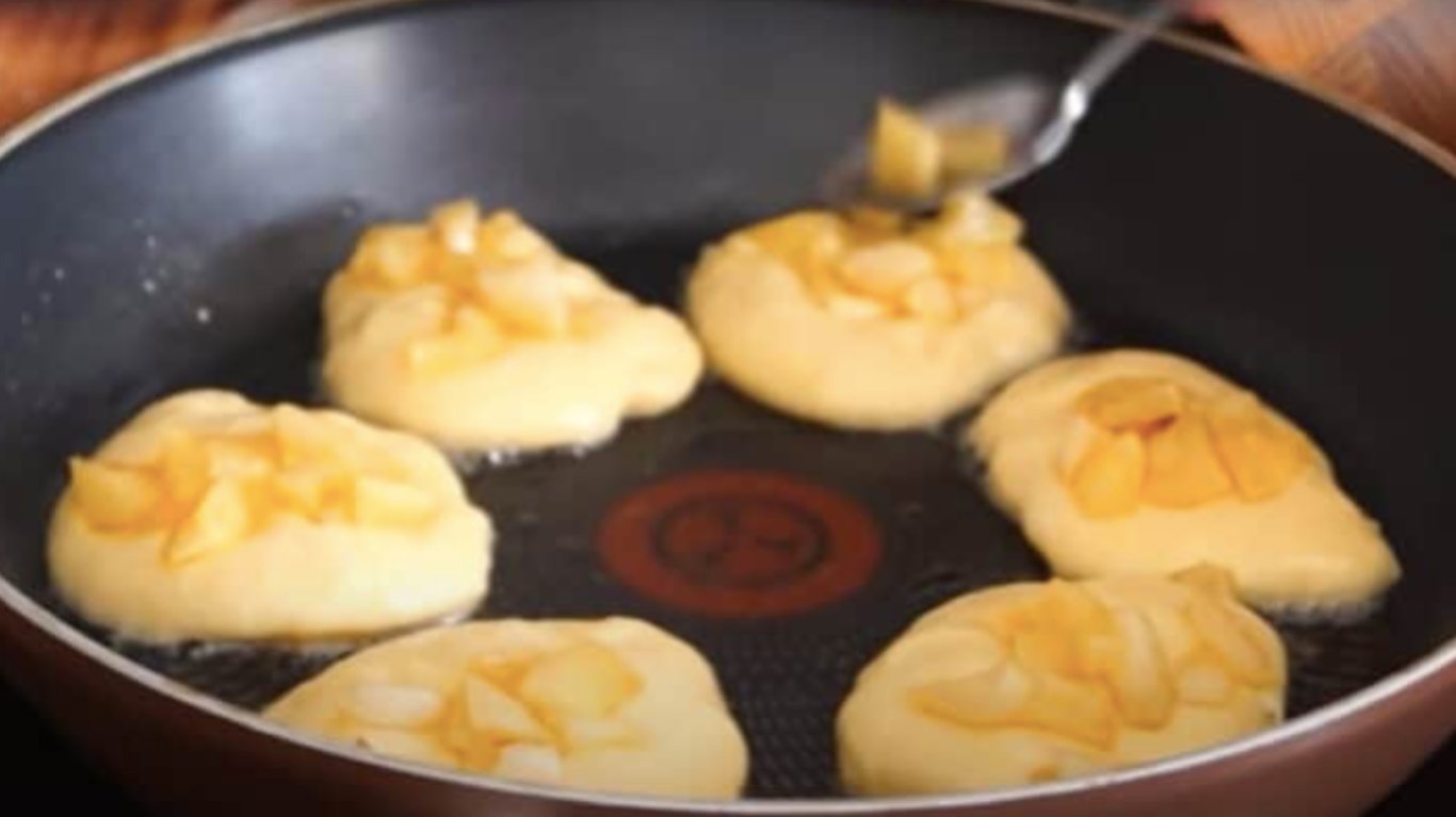 рецепт оладків з яблуками