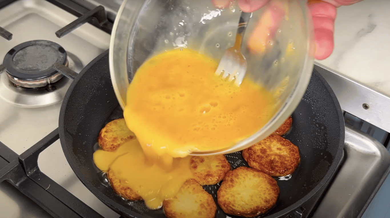 простий рецепт сніданку з яєць та картоплі