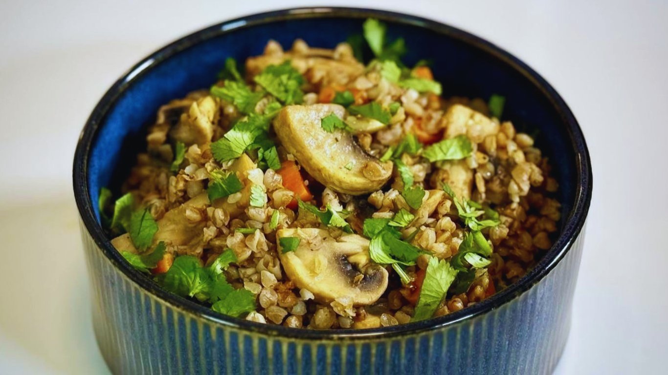 Швидка гречка на сковороді: смачний гарнір і варити не потрібно