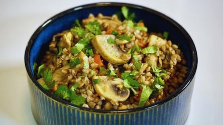 Швидка гречка на сковороді: смачний гарнір і варити не потрібно - 285x160