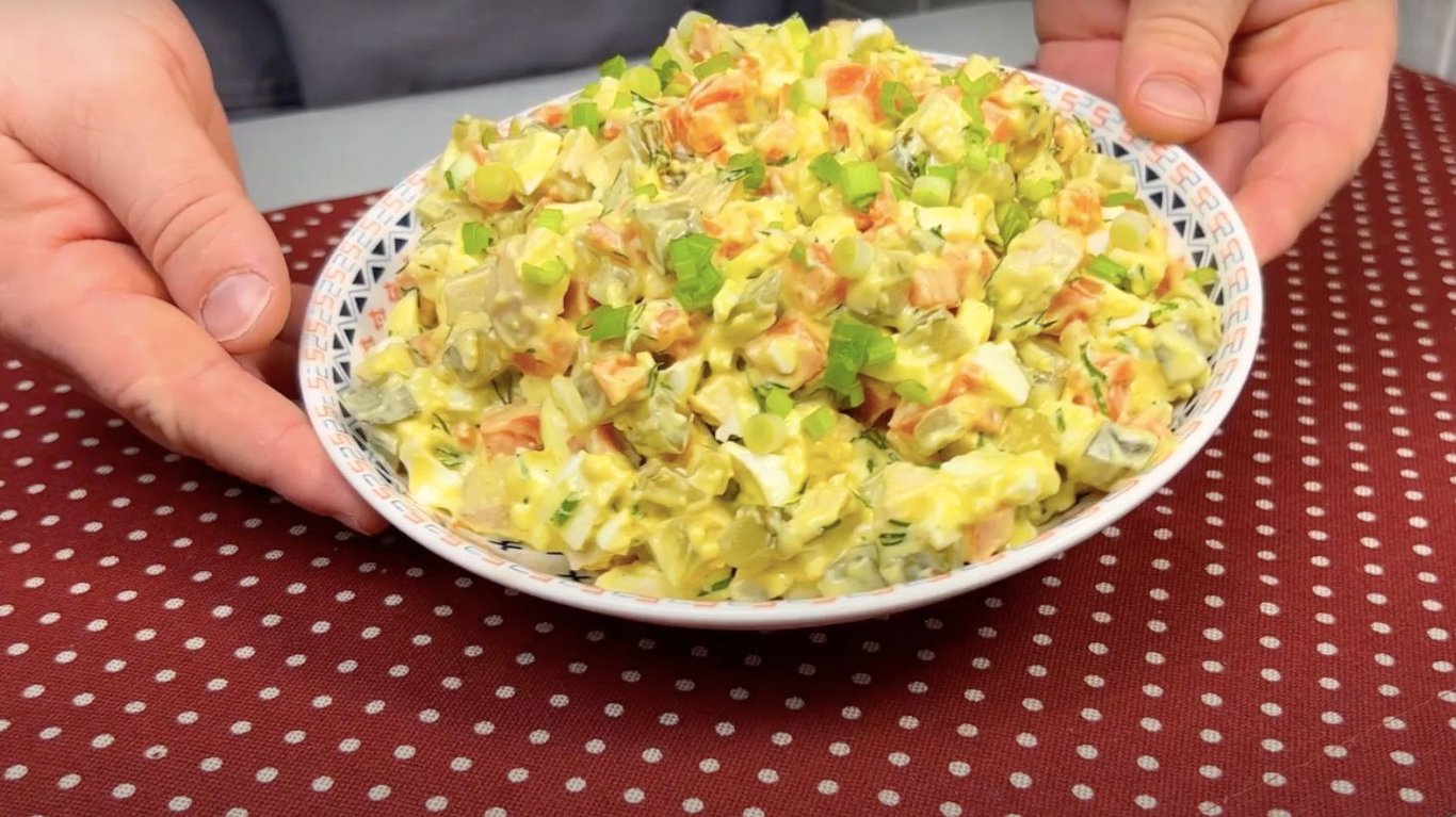 салат з курячим філе та овочами 