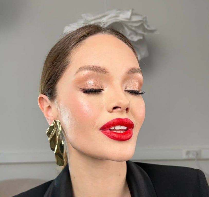 Червона помада додасть родзинки образу