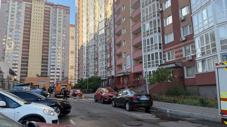 У Дарницькому районі влучили у багатоповерхівку: фото з місця - 290x166