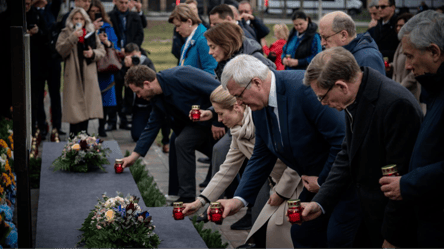 Європейські урядовці відвідали Бучу у річницю звільнення: відео - 285x160