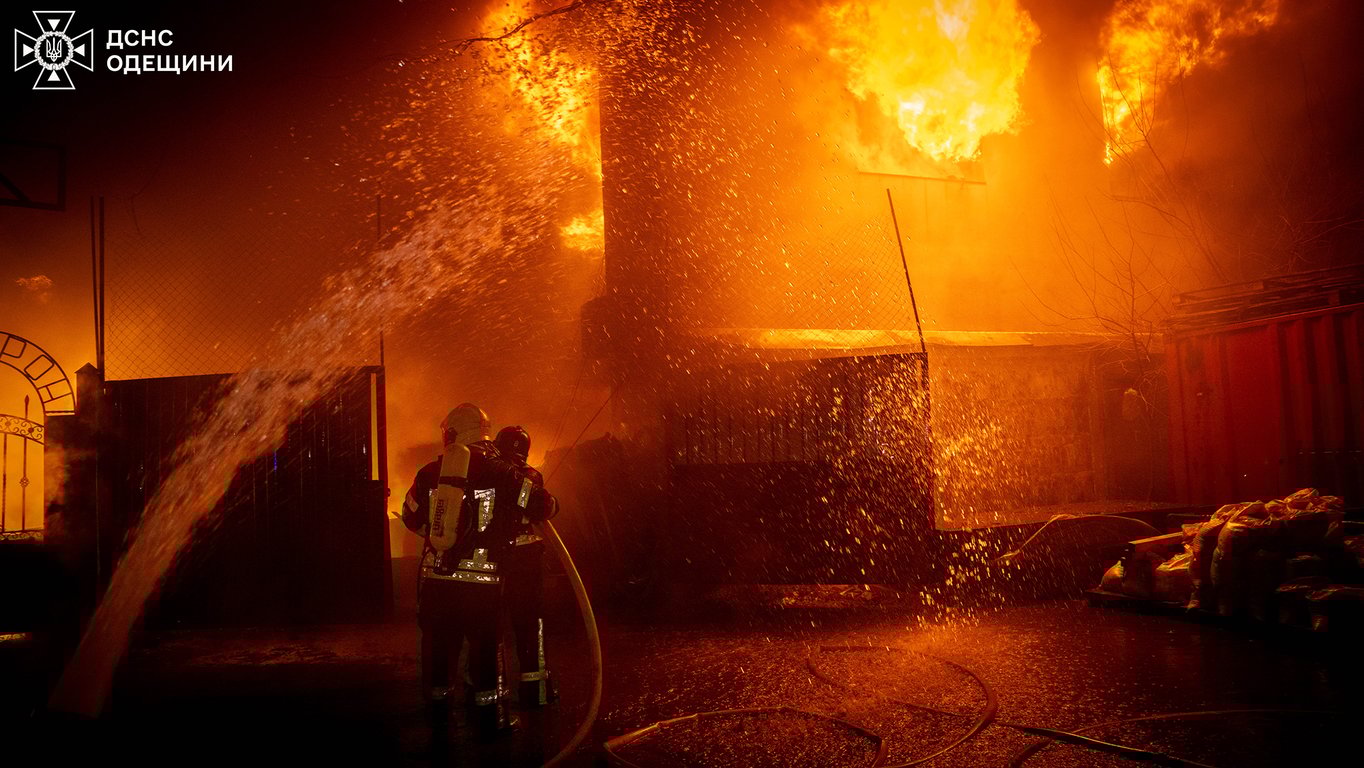 Масштабный пожар в Одессе — спасено складское здание - фото 2