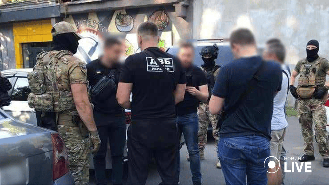 В Одессе инспектор полиции брал взятку за оформление разрешений на оружие