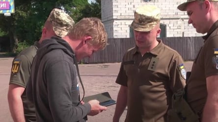 В Черновцах мужчина хотел задушить работника ТЦК — военные прокомментировали - 290x166
