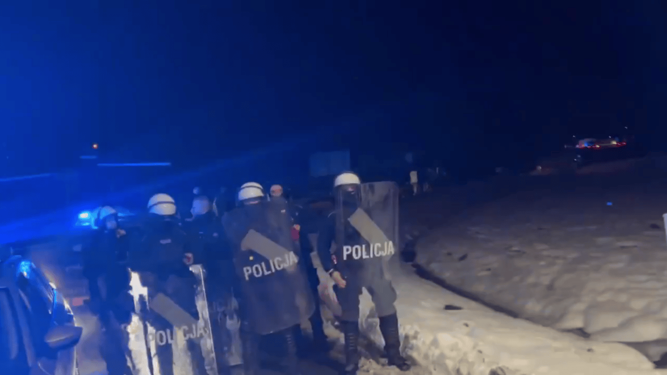 Блокада пункта "Ягодин — Дорогуск" — на место событий прибыла полиция