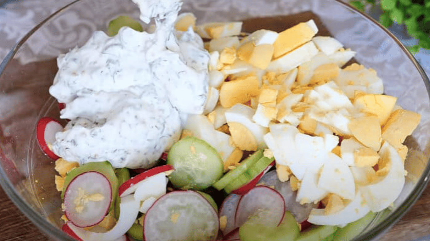 салат на літо з редискою та смачним соусом 