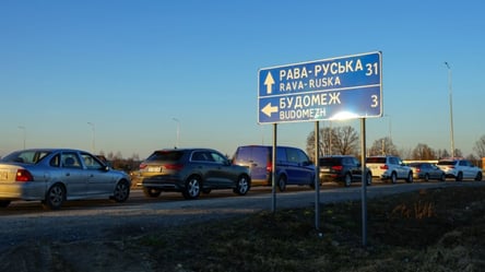 Очереди на границе Украины — на нескольких КПП длинные пробки из автомобилей и автобусов - 290x160