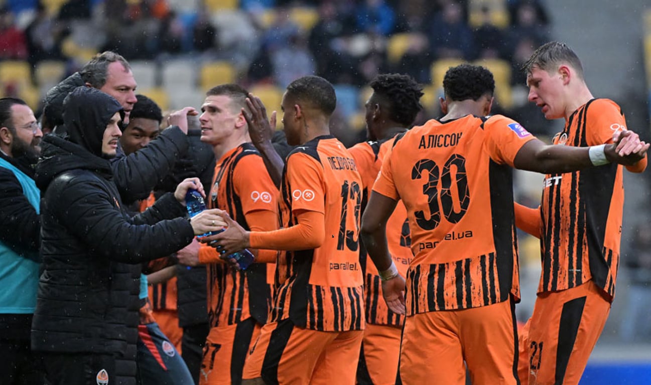 Шахтер празднует гол в матче с Полесьем в чемпионате Украины