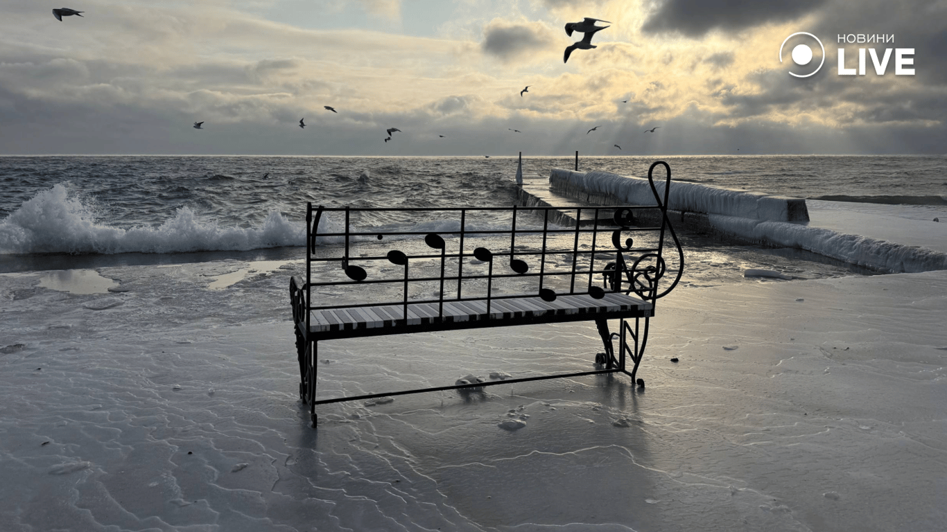 Лавочка на пляжі