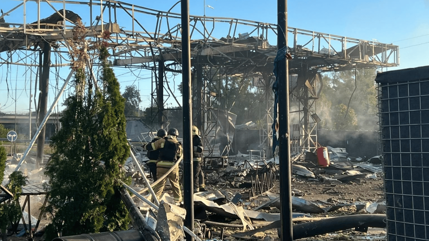 Вже шоста атака: в Києві Росія знищила ще одну АЗС
