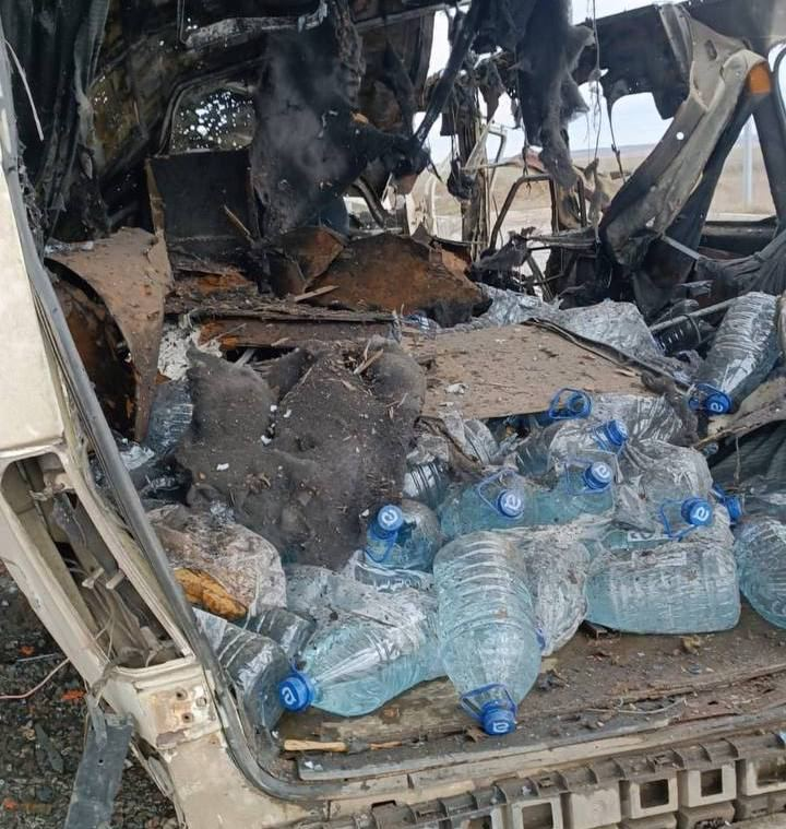 Россияне ударили дронами по автобусу с гуманитарной помощью - есть ли пострадавшие - фото 1