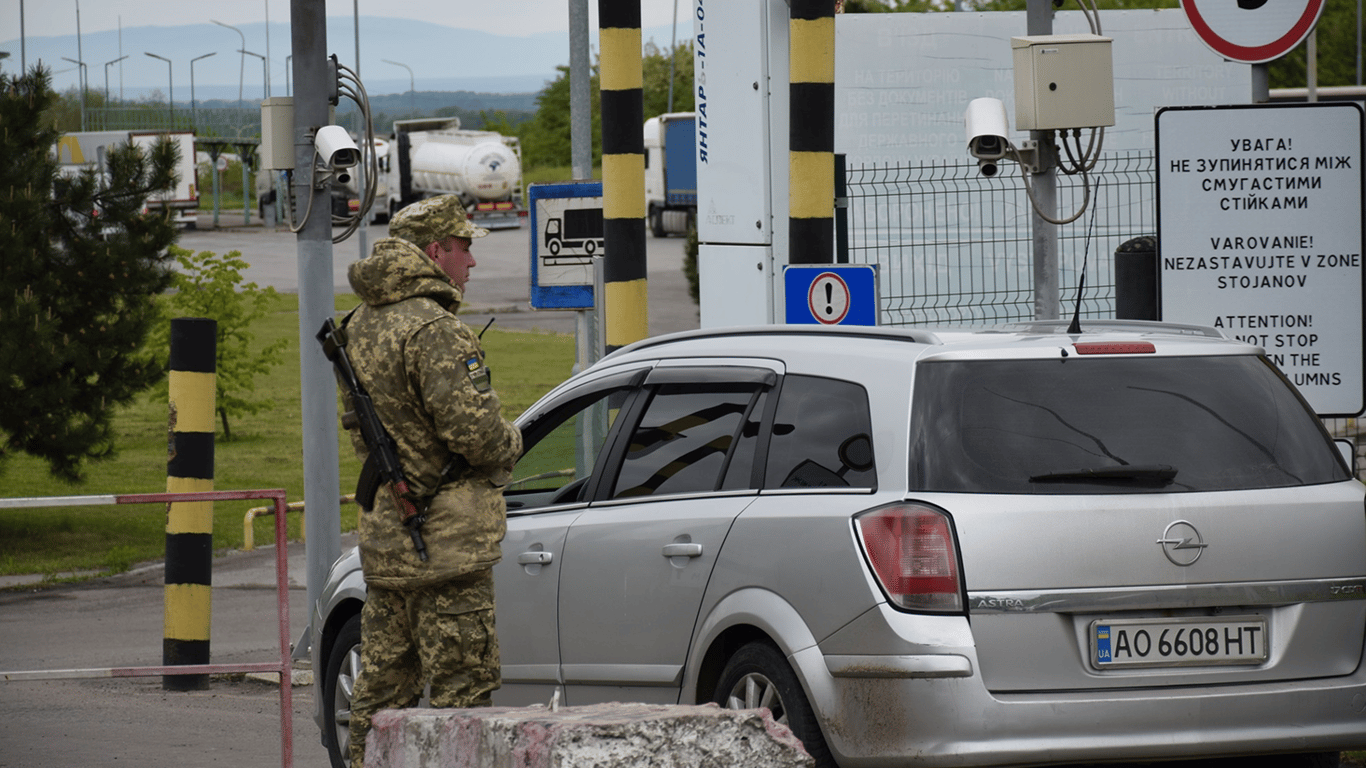 На границе со Словакией и Польшей очереди: какие КПП лучше объехать