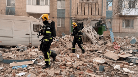 Russian strike hits residential building in Ternopil — video - 285x160
