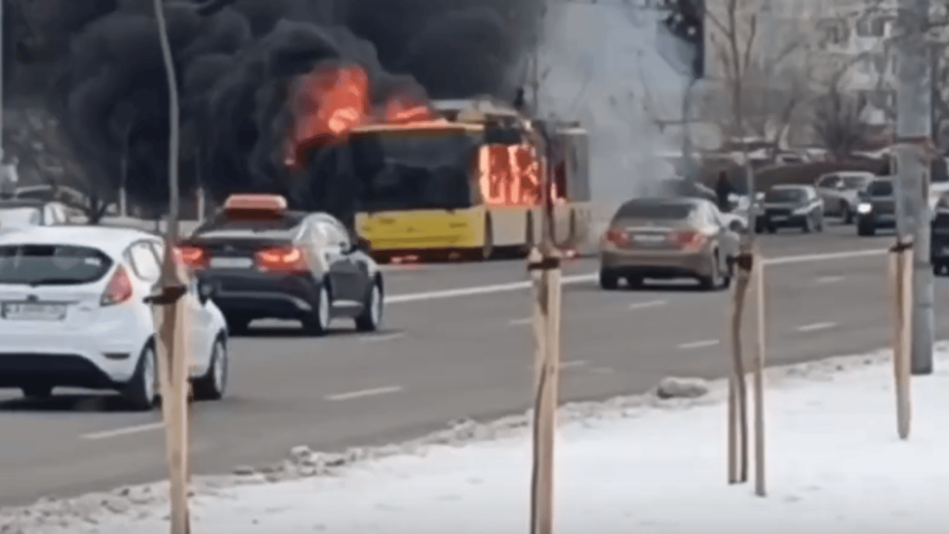 В Киеве посреди дороги загорелся троллейбус