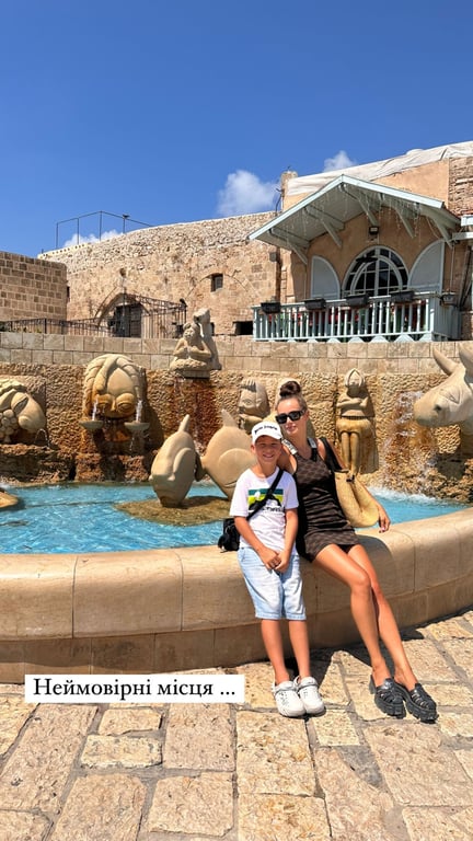 Син Ксенії Мішиної влаштував їй кумедну фотосесію на пальмі - фото 1