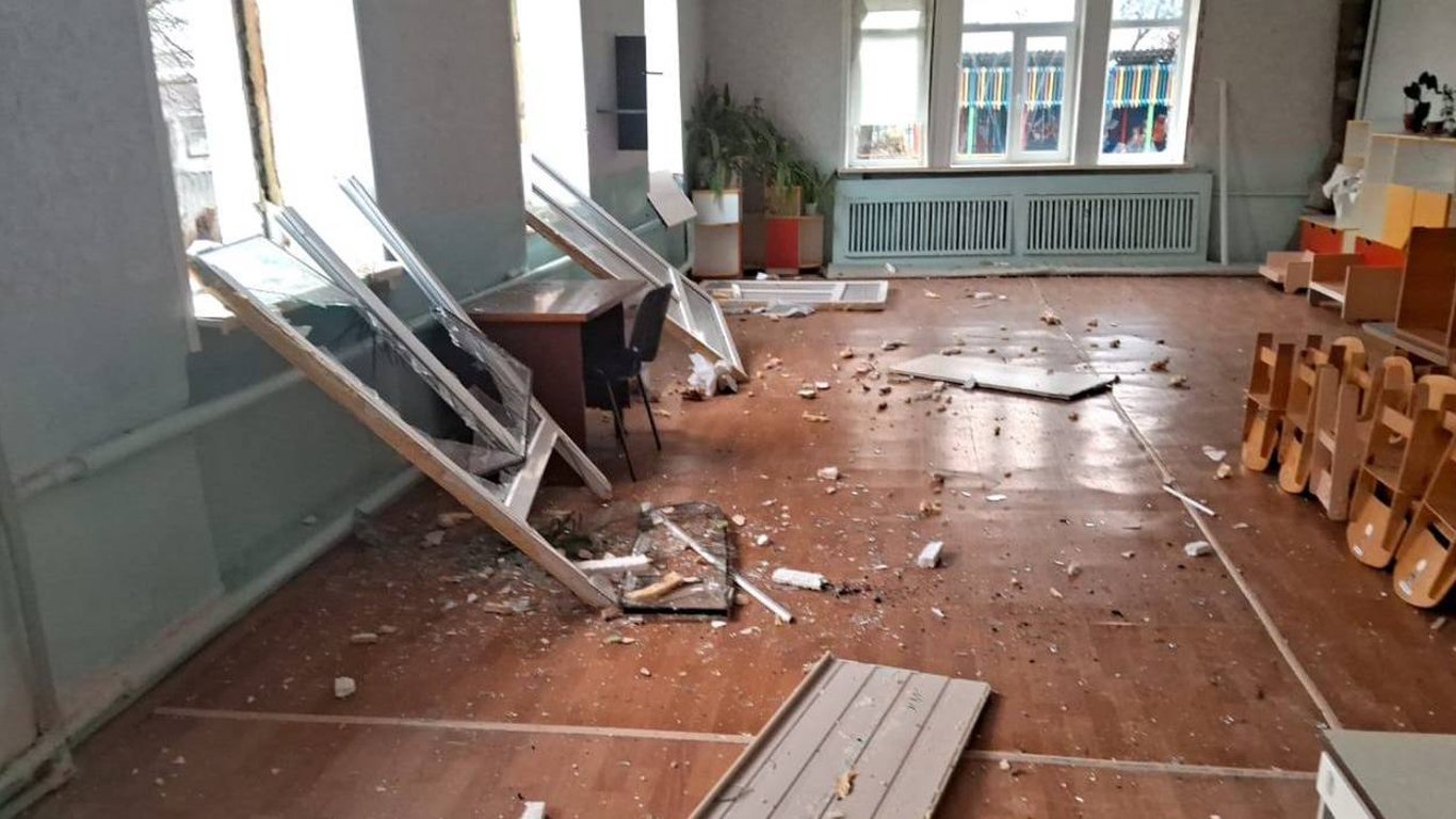 В прокуратуре показали последствия попадания вражеской ракеты по школе в Харькове