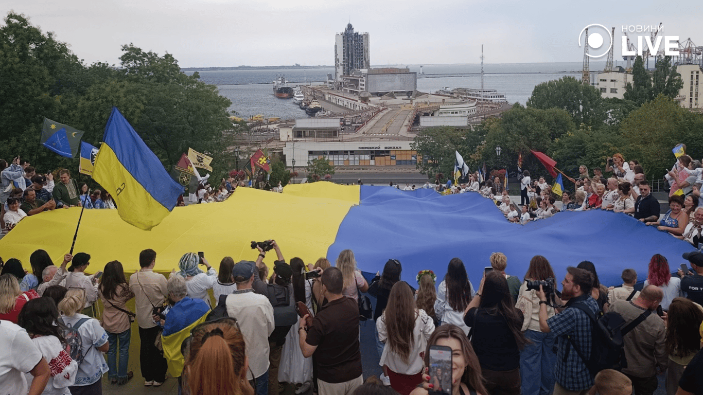 Одесити несуть 35-метровий прапор Приморськими сходами