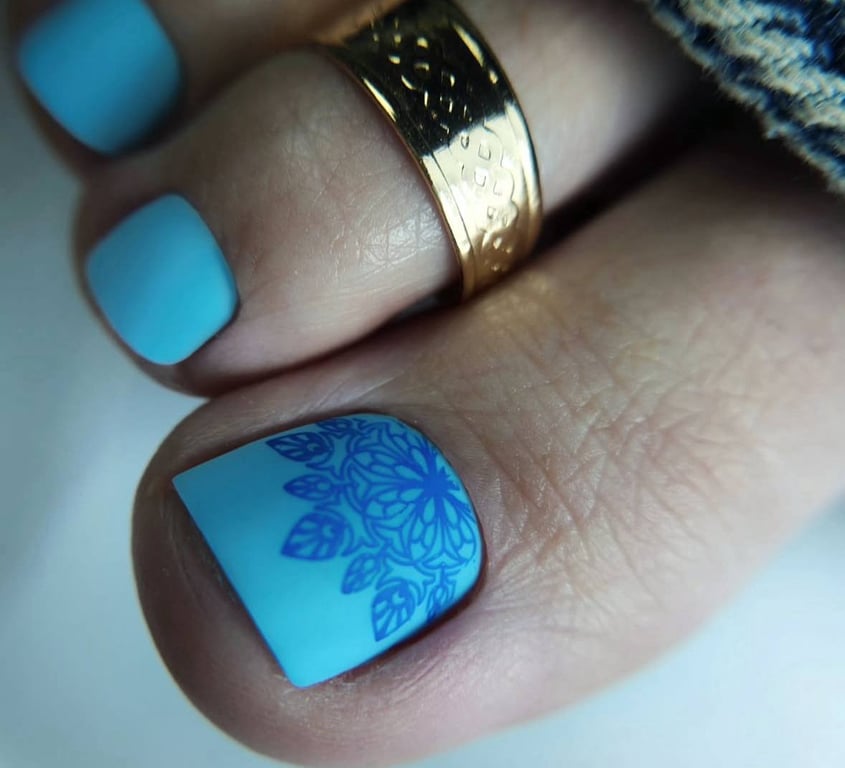  Blue color is a new trend in pedicure