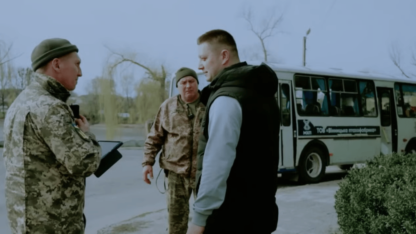 У Харкові судили чоловіка, який вивіз військового з місця служби