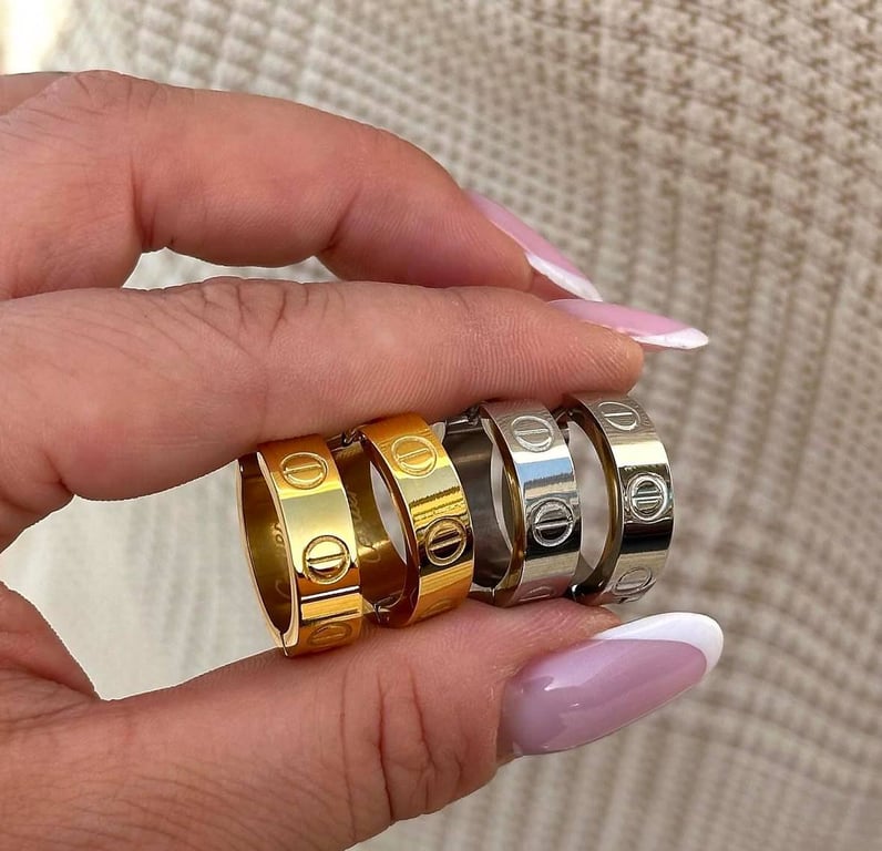 Кольца из золота и серебра не следует носить одновременно
