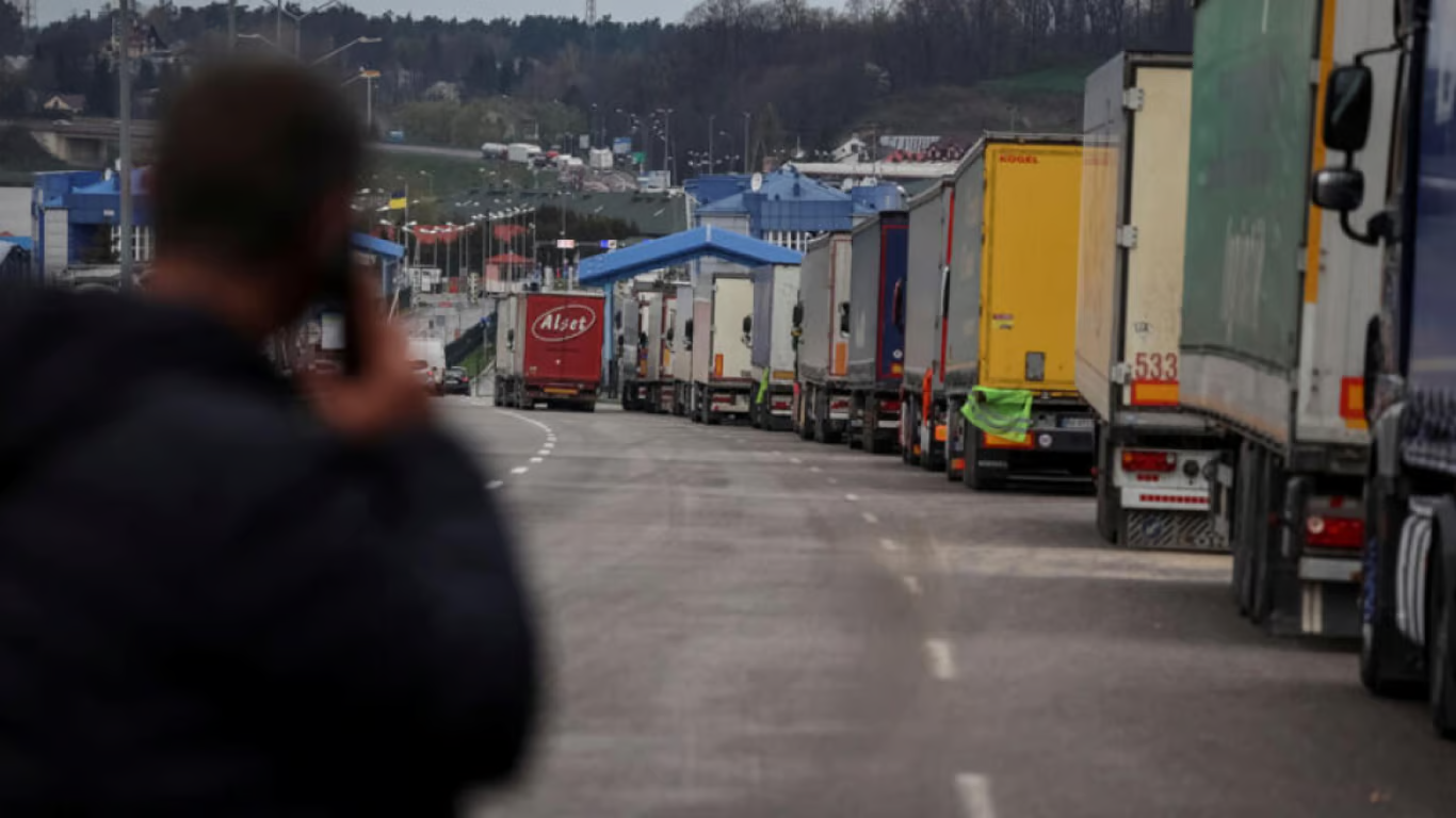 На кордоні з Польщею в чергах стоять понад 2000 вантажівок