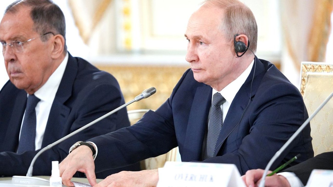 Путин панически боится подхватить заразу и берет с собой на переговоры антисептик