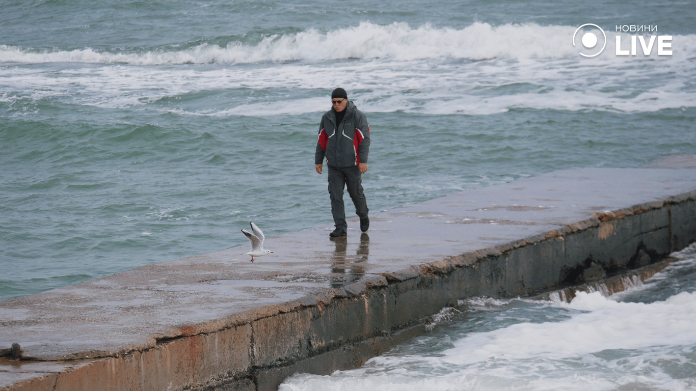 Чоловік на пірсі 