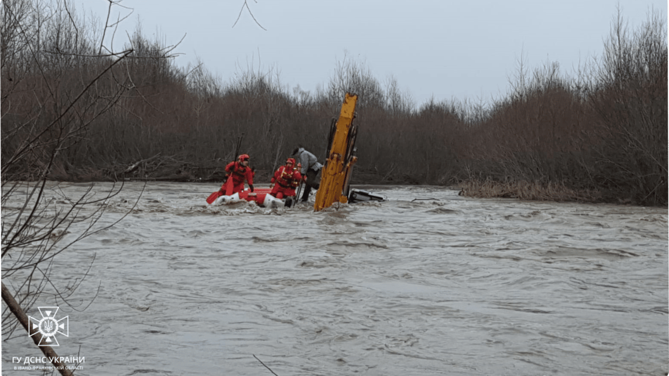 На Івано-Франківщині трактор з людьми впав у річку