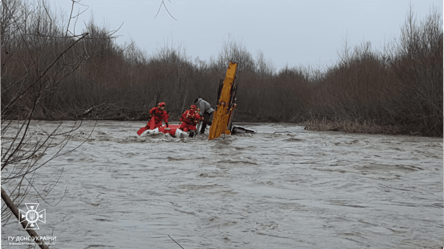 На Ивано-Франковщине трактор с людьми упал в реку - 285x160