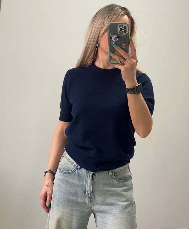 Темно-синя футболка можна стати базовою річчю в гардеробі