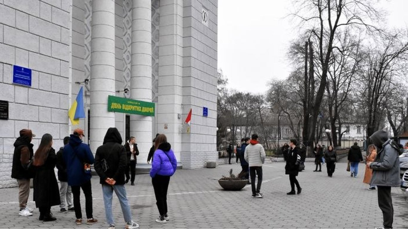 Скандал зі звільненням одеського професора: реакція соцмереж