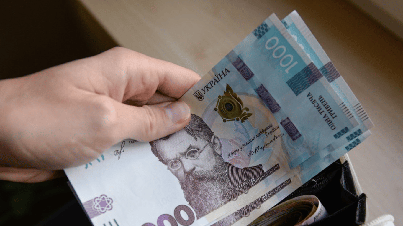 Гроші номіналом тисяча гривень