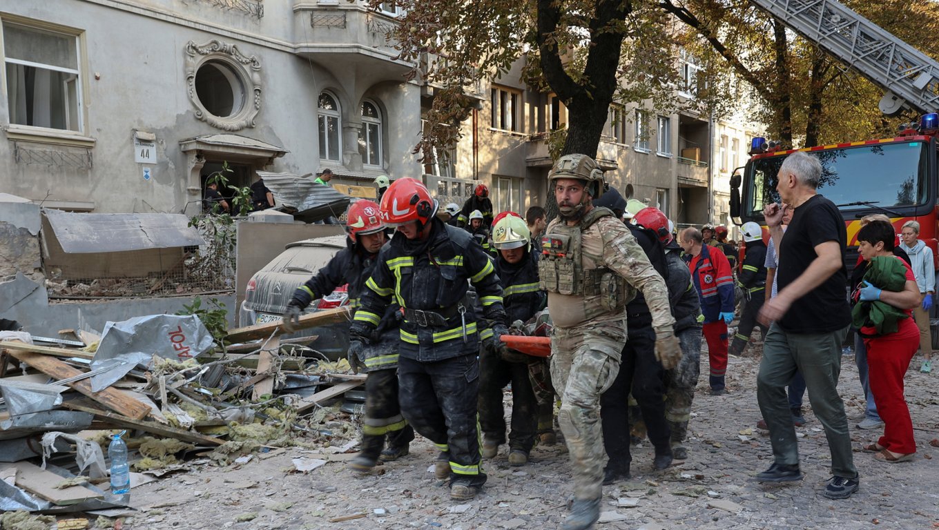 Спасатели на месте атаки во Львове