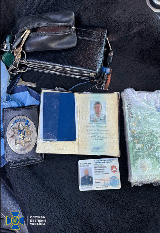 Документи затриманого поліцейського на Буковині. Фото: СБУ