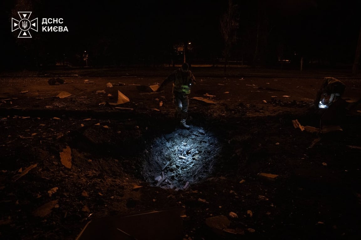 Вирва, що утворилася внаслідок ракетної атаки