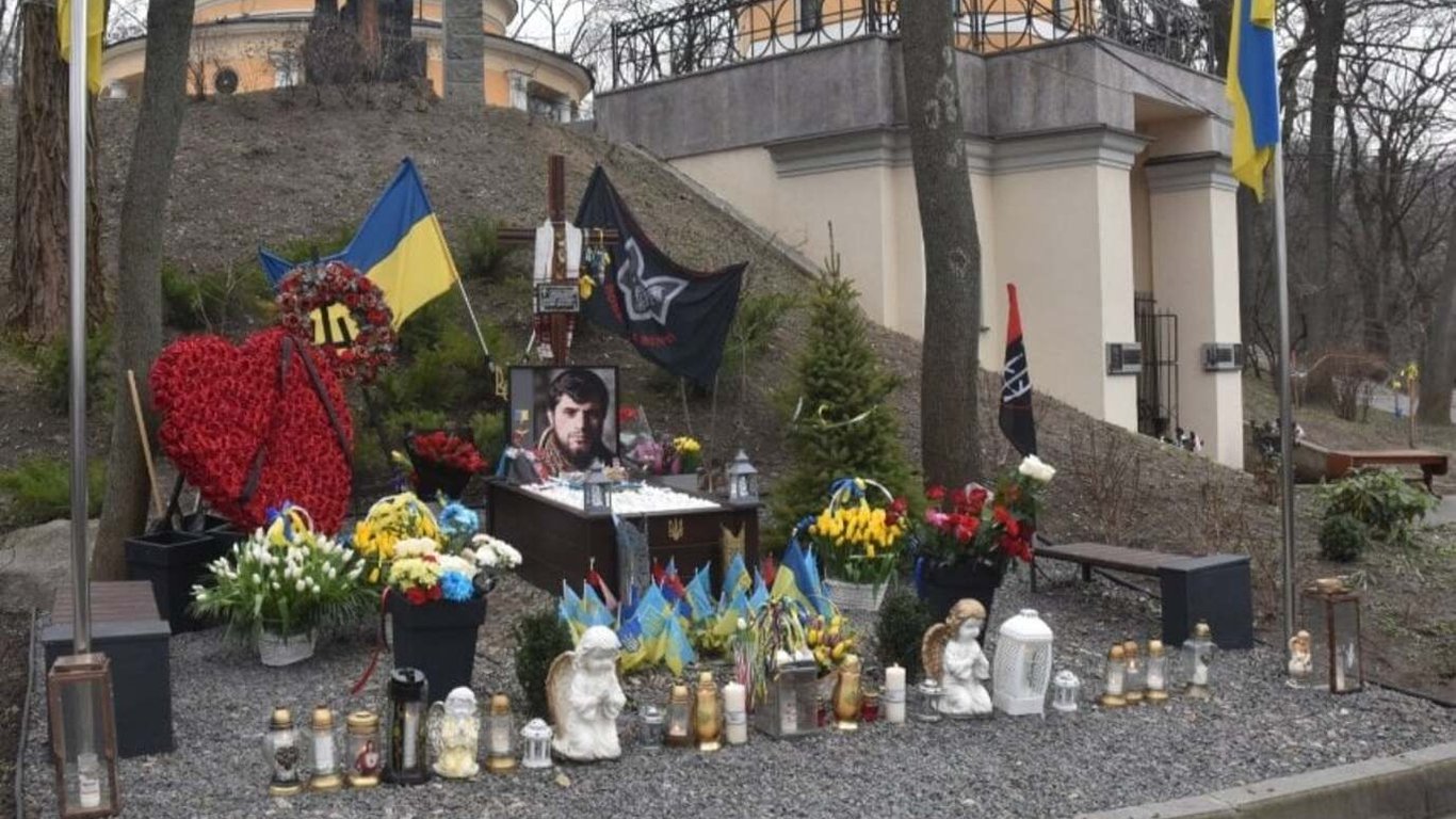 Пошкодження могил Героїв Да Вінчі, Джуса та Петриченка в Києві — затримано жінку