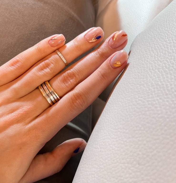 Можна зробити не тільки креативний манікюр, але і досить витончений