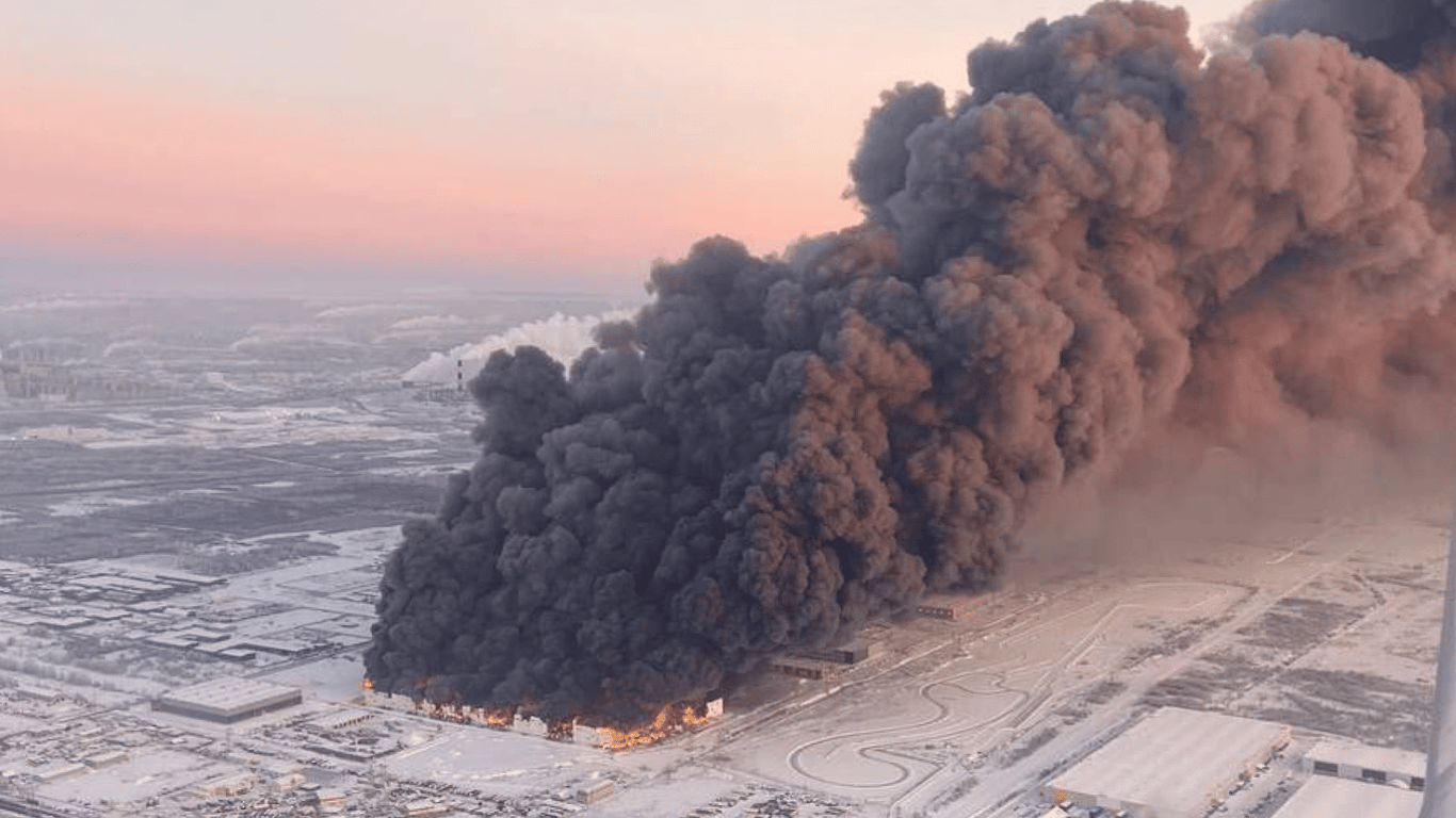 У Росії вирує масштабна пожежа — горить склад