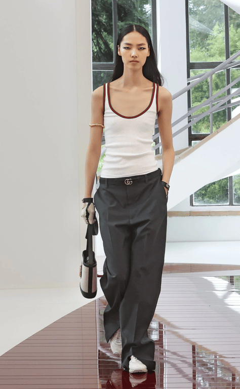 Білу майку по-різному стилізувати в образі