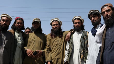 Лідер Талібану наказав афганським чиновникам звільнити родичів з державних посад - 285x160