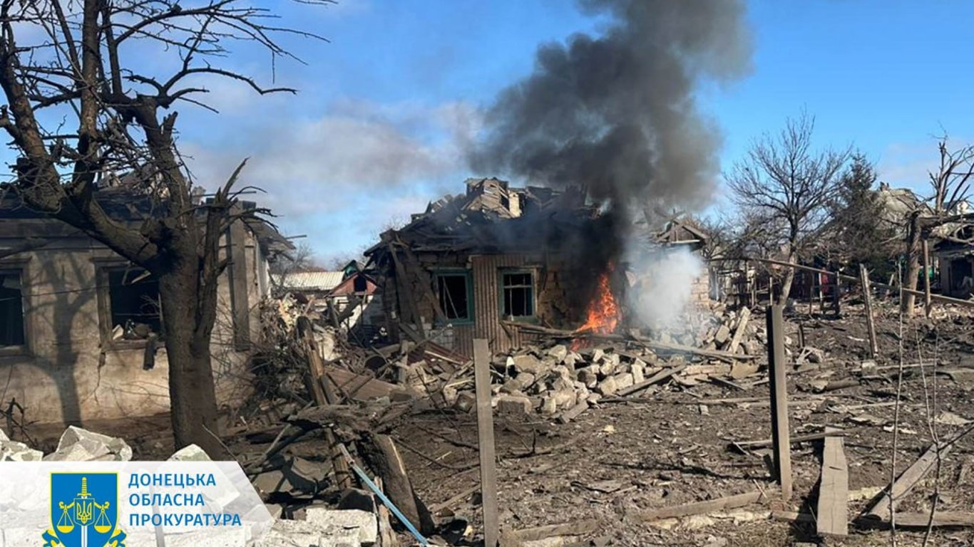 В Донецкой области войска РФ атаковали Торецк авиабомбой — есть раненые