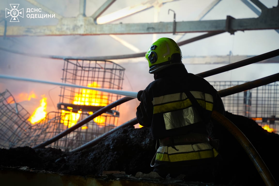 Біля Одеси горів склад з вторсировиною — що знищено - фото 5